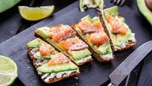 avocado- en zalmsandwiches