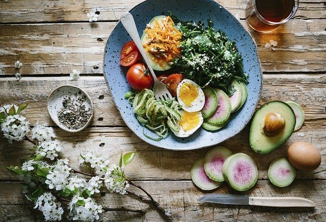 Hersendieet, gezonde maaltijd, ei, avocado, spinazie