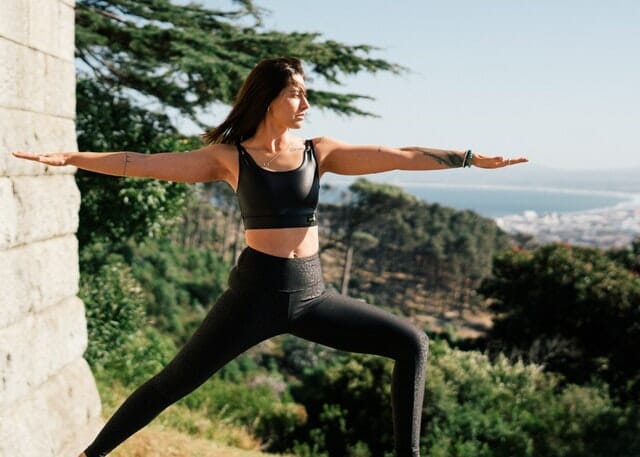 vrouw die yoga beoefent