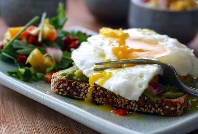 een gezonde maaltijd - volkoren toast met ei en groenten