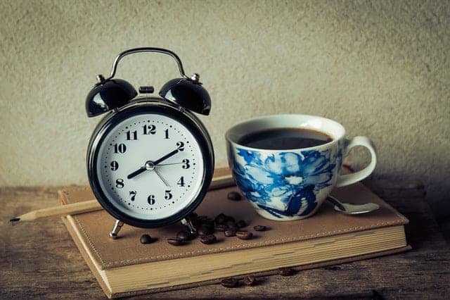  een kop koffie en een wekker