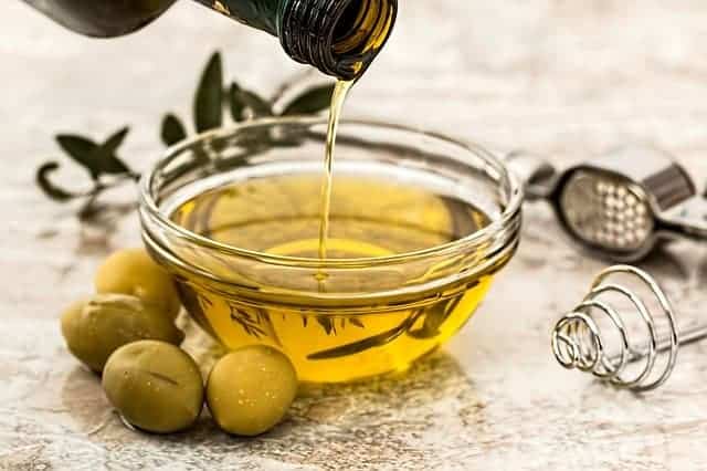  olijfolie en groene olijven
