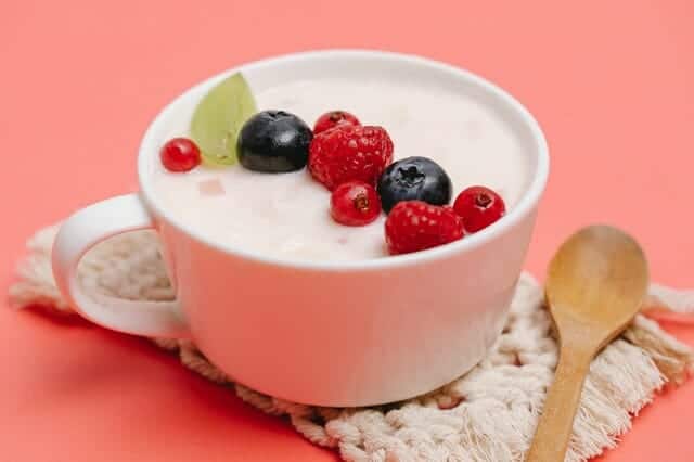  Yoghurt met fruit in een beker