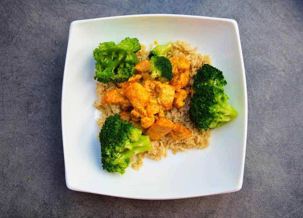  rijst met kip en broccoli op een bord