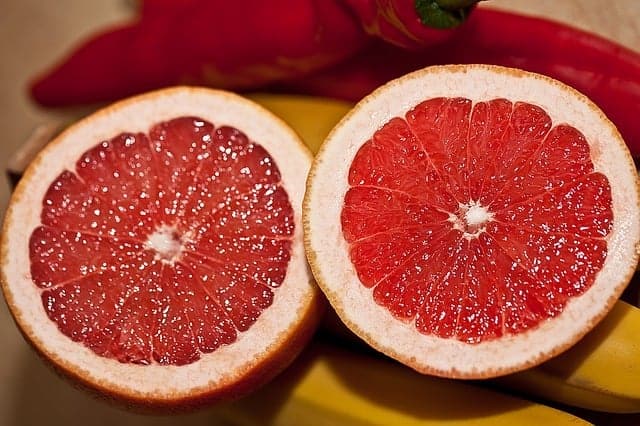  doormidden gesneden grapefruit