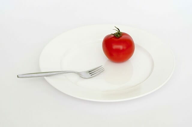  Een tomaat en een vork op je bord