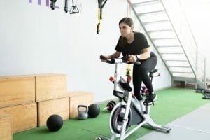  vrouw traint op een stationaire fiets