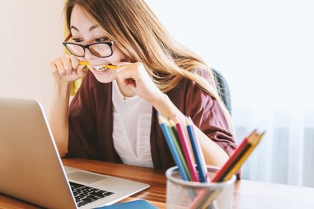  Een gestresste vrouw aan de laptop