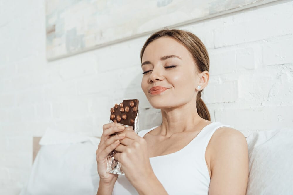  een vrouw geniet van chocolade