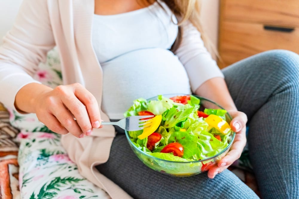 zwangere vrouw eet salade