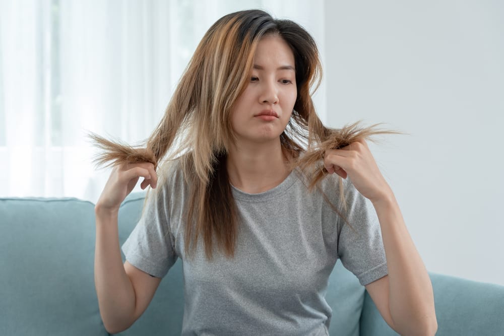 vrouw ontevreden over de conditie van haar haar